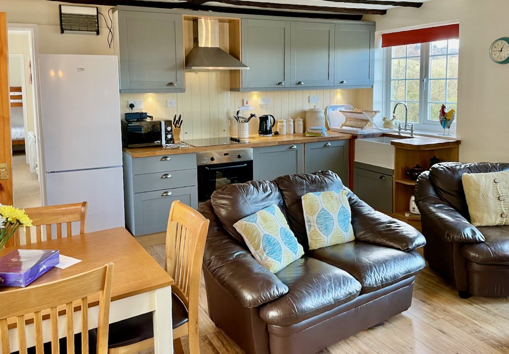 Garden holiday cottage fully fitted kitchen